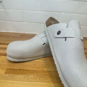 NWOT Cushionaire Light Gray Clogs, Size 8